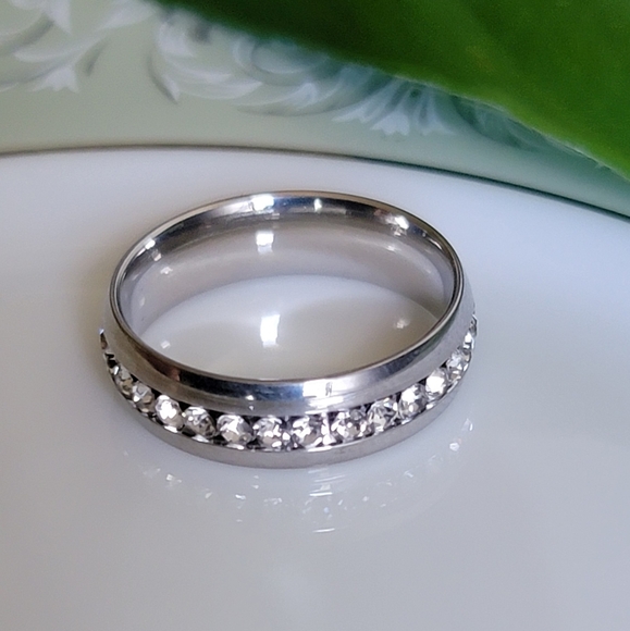 Titanium Ring/band with rhinestones.  Unisex. Size 8 NWT* - Picture 7 of 9